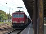 155 123 zieht am 27.08.2014 einen gemischten Güterzug durch den Gößnitzer Bahnhof.