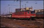 Halle an der Saale am 18.3.1990: 250244 fährt mit einem Güterzug durch.