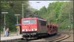 Die 155 048-2 ist mit einen leeren Autotransportzug am Haken im Gleisbogen am Bahnhof Eschweiler unterwegs in Richtung Köln.