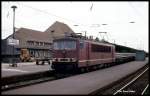 250076 durchfährt am 7.6.1991 um 14.02 Uhr mit einer Ladung Betonschwellen den Bahnhof Weimar in Richtung Leipzig.