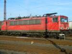 155 273 der Hochleistungscontainer der Railion Logistics am 08.11.2015 mit einem Kesselwagenzug im Bhf Großkorbetha.