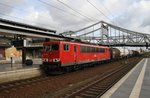 155 096-1 durchfährt am 29.10.2016 mit einem Kesselwagenzug den Bahnhof Berlin Gesundbrunnen in Richtung Westen.
