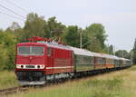 250 004-9 mit dem Leerzug von Warnemünde nach Rostock Hbf bei der Durchfahrt in Rostock-Lichtenhagen.12.08.2023