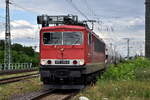 Leipziger Dampf KulTour GbR, Leipzig mit ihrer  155 059-9  (NVR:  91 80 6155 059-9 D-LDK ) und einem Getreidezug am 17.07.24 Durchfahrt Bahnhof Magdeburg-Neustadt.