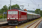 Lok 155 222 mit dem Strandexpress Nr.1 ausfahrend im Ostseebad Binz nach Potsdam Hbf.