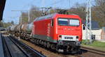 Fahrzeugwerke Karsdorf GmbH & Co. KG mit  156 002-8  (NVR:  91 80 6156 002-8 D-FWK ) und Kesselwagenzug (Sirupzug) am 19.04.21 Berlin Buch.