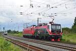 Nachschuss auf 156 002 zusammen mit 143 056 bei der Ausfahrt in Großkorbetha auf den Weg nach Weißenfels.