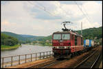 DB 180009-3 ist hier am Elbufer in Königstein am 27.8.2006 mit einem Container Zug in Richtung Dresden unterwegs. 