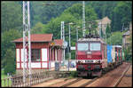 DB 180009-3 fährt hier elbabwärts am 27.8.2006 mit einem Container Zug durch den Bahnhof Königsstein.
