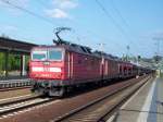 Eine Doppeltraktion von DB 180 012-7 und eine andere lok dieser Serie hat am 24. April 2004 mit einem Zug mit Skoda's vor einige Minuten die Grenze von Tsjechien berquert und fhrt jetzt durch der Bahnhof von Pirna (Sachsen).