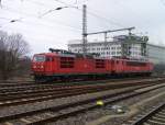 Die 180 015-0 zog die 155 065-5 am 07.04.13 durch den Hbf Dresden Richtung Pirna.
Die 180 hatte beide Stromabnehmer gesenkt!?