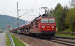 Skodalok vor Skodazug - 180 018 zog am 05.07.13 einen langen Autozug durch Knigstein Richtung Dresden.