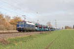181 204 der Martin Schlünß Eisenbahnlogistik war am 20. November 2020 mit einem mit BMWs beladenen Autozug aus Mönchengladbach kommend in Richtung Aachen-West unterwegs, hier zwischen Lindern und Geilenkirchen bei Süggerath.