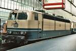 Eine schnelle Ellok der DB vor einem Zug nach Hof auf Gleis 15 des Stuttgarter Hauptbahnhofs im Oktober 1983: Ellok 181 219-7 