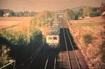 28.09.1990 181 220-5 mit D 1565 nach Stuttgart zwischen Hp Ensingen. Vaihingen(Ens)Nord nach Stuttgart im Hintergrund Ort Ensingen, Fotostand auf der Straßenbrücke ,8 Monate vor der Eröffnung der SFS Stuttgart-Mannheim am 31.05.1991,danach Rückbau der Strecke ab Vaihingen-Enz-Nord bis Neubauanschluß von der SFS