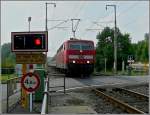 Nicht nur in Frankreich, auch in Luxemburg gibt es an jedem Bahnbergang das Warnschild:  Un train peut en cacher un autre  (Ein Zug kann einen anderen verbergen). Am 10.08.09 wurde ich von der 181 209-8 mit dem IC Luxemburg-Norddeich Mole an der Schranke in Manternach berrascht. (Jeanny)