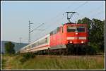 In tiefstehender Abendsonne passiert 181 220 am 06.08.2007 meine Fotostelle bei Ltzelsachsen. Sie hat den IC 2054 nach Saarbrcken am Haken.