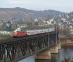 181 209-8 ist mit dem IC 236 Emden - Luxemburg am 20.11.2011 in Bullay