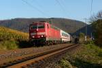 181 214-8 (Mosel) ist mit einem IC nach Luxemburg am 28.10.2012 in Winningen