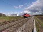 DB-181 220 ist mit EN452 (Moskau-Berlin-Paris) unterwegs gen Frankreich.

2013-04-12 Legelshurst 