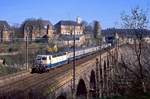 181 220 mit D2052 auf dem Viaduc Pulvermühle kurz vor Erreichen des Luxembourger Hauptbahnhofs, 27.03.1989.