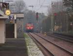 Es war ein Lotteriespiel mit dem Wetter am 02.11.2014. Im Saarland klarte der Nebel auf und wir entschlossen uns spontan zur 181er Reise an die Moselstrecke. Im Hochwald herrschte Nebel und es dunkelte sich ein, doch im Moseltal und am Rand der Südeifel klarte es wieder auf. Nach dem IC 133 in Schweich machten wir uns auf den Gegenzug IC 134 Norddeich Mole - Luxembourg abzulichten. Wir fuhren dem Zug etwas entgegen damit wir das Restlicht nutzen konnten. Mit ISO 1250 hat es dann doch noch vor der Dunkelheit geklappt. 181 223-9 bringt den IC 134 durch den Denkmal geschützten Bahnhof von Hetzerath in der Südeifel. Bahnstrecke 3010 Koblenz - Perl Grenze 