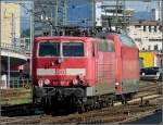 Die 101 049-5 zieht am 10.09.2010 die 181 207-2 durch den Hauptbahnhof von Koblenz. (Jeanny)