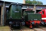 E95 02 (BR 195) und E94 056 (DR 254), auch  Deutsches Krokodil  genannt, stehen vor dem Lokschuppen des DB Museums Halle (Saale) anlässlich des jährlichen Sommerfests.