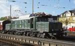 194158 ist hier am 26.10.2002 mit einem Sonderzug zum Brückenfest in Solingen eingetroffen.