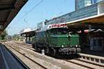 Portrait von EZW E94 088, als diese am Nachmittag des 29.06.2019, nachdem sie mit ihrem privaten Sonderzug aus Seebrugg am Ziel in Freiburg (Brsg) Hbf ankam, sich wieder ans andere Ende ihres Zug es