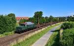 194 088 mit einem Rungenwagenzug am 03.07.2021 bei Passau.