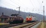 194 583, auf neue Aufgaben wartend, wird von ÖBB 1044.113 vor D 251 Frankfurt - Prag überholt (Laufach, 19.4.1987).