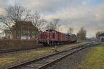 V60 615 zieht den kurz vorher im Rangierbahnhof Hamm eingetroffenen Überführungszug mit 194 158-2 auf das Museumsgelände (09.01.2022)