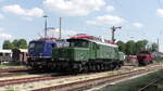 Vor der Kulisse des Bayerischen Eisenbahn Museums stehen 194 192-1 und 110 262-3 (139 262-0) der Bayernbahn anlässlich einer Fotoveranstaltung am 23.07.2021 in Nördlingen. 