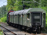 Nachschuss auf einen von der Elektrolokomotive 194 158-2 gezogenen Sonderzug.