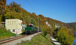 E94 088 fährt mit einem Sonderzug nach Saal/Donau und hat hier gerade die Ausweiche in Matting passiert. Das Stellwerk ist nicht mehr besetzt und wird durch Sinzing ferngesteuert, im Gebäude befindet sich noch der Notbedienplatz.