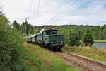 E94 088 zieht für die IG 3-Seenbahn einen Sonderzug von Seebrugg nach Titisee und passiert hier geraden einen der drei namensgebenden Seen dieser Strecke, den Windgfällweiher.