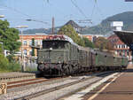 Ein historischer Zug: 194 051 am 27.09.2009 im Hbf. Weinheim.