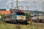 194 580 von Barbara Pirch/Rail 4U in  gefakter  Farbgebung der 1988 zerlegten einzigen blau/beigen 194er der DB  194 178  am 17.08.2011 nach Verlassen den Bf. Würzburg-Zell.  