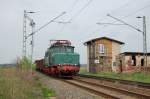 254 052 am 01.05.2010 mit Gterzug bei der berleitstelle Neeken