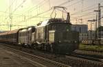 E 94 192 und eine belgische Schadlok hngen am Hnkelzug am 20.8.11 im Neuwider HBF.