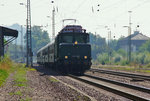 Ein Krokodil auf Reisen! Im Gegenlicht kommt der Classic Courier gezogen von E 94 088 durch den Bahnhof Bous.