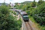 E94 088 zieht für die IG 3-Seenbahn einen Sonderzug und verlässt hier gerade Schluchsee in Richtung Seebrugg. (23.07.2023)