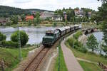 E94 088 zieht für die IG 3-Seenbahn einen Sonderzug und verlässt hier gerade Schluchsee in Richtung Titisee. (23.07.2023)