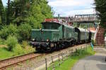 E94 088 zieht für die IG 3-Seenbahn einen Sonderzug und verlässt hier gerade Schluchsee in Richtung Titisee. (23.07.2023)