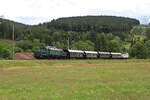 E94 088 erreicht mit einem Sonderzug der IG 3-Seenbahn in Kürze ihren Zielbahnhof Titisee.