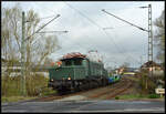 Am 23.03.2024 fuhr die historische Elektrolok E94 088 (EZW- Elektrische Zugförderung Württemberg, 97 80 8194 088-1 D-UEF) mit einem 524 Meter langen und rund 880 Tonnen schweren Güterzug von (Zbaszynek/Polen) Frankfurt/Oder über Berlin-Schönefeld, Halle/Saale, Eisenach, Fulda, Würzburg und Lauda nach Kornwestheim. Der Zug bestand aus vier nagelneuen HELROM-Trailer-Wagen (Sdmrs), einem Schiebewandwagen und verschiedenen Flachwagen mit militärischem Ladegut der französischen Armee. Auf Grund der hohen Verspätung von fast 17 Stunden kam E94 088 erst am Morgen des 24.03.2024 pfeifend mit dem Zug 42494 am BÜ in Königshofen angefahren.  Mein Gruß geht hiermit an die Lokmannschaft zurück!