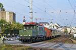 Nach dem Umsetzen fährt die 194 158-2 am 18.09.2021 im Bahnhof Rüdesheim auf Gleis 2 ein (Hinweis zum Standort: jenseits der Bahnschranke)