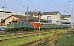 194 158-2 wartet am 18.09.2021 mit dem Sonderzug der Hammer Eisenbahnfreunde im Bahnhof Rüdesheim auf die Abfahrt (Hinweis zum Standort: jenseits des Gleises direkt am Stellwerk)