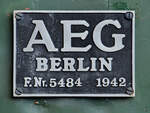 Das Typenschild der 1942 gebauten Elektrolokomotive E94 080, so gesehen Mitte April 2024 im  Eisenbahnmuseum Bochum.